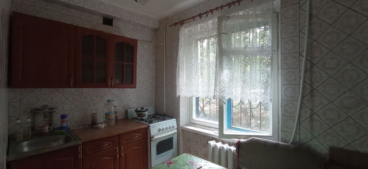 💥 Горячее предложение! 🏠 Продам 2-к квартиру в Жовтневом районе, кв. Волкова 📐 Площадь: 43,1 м² | 1 этаж из 5 ✨ Преимущества квартиры: ▪ Металлопластиковые окна с решётками ▪ Отопление центральное (чугунные и биметаллические батареи) ▪ Санузел раздельный, установлен бойлер ▪ Вся мебель и техника остаются – за...