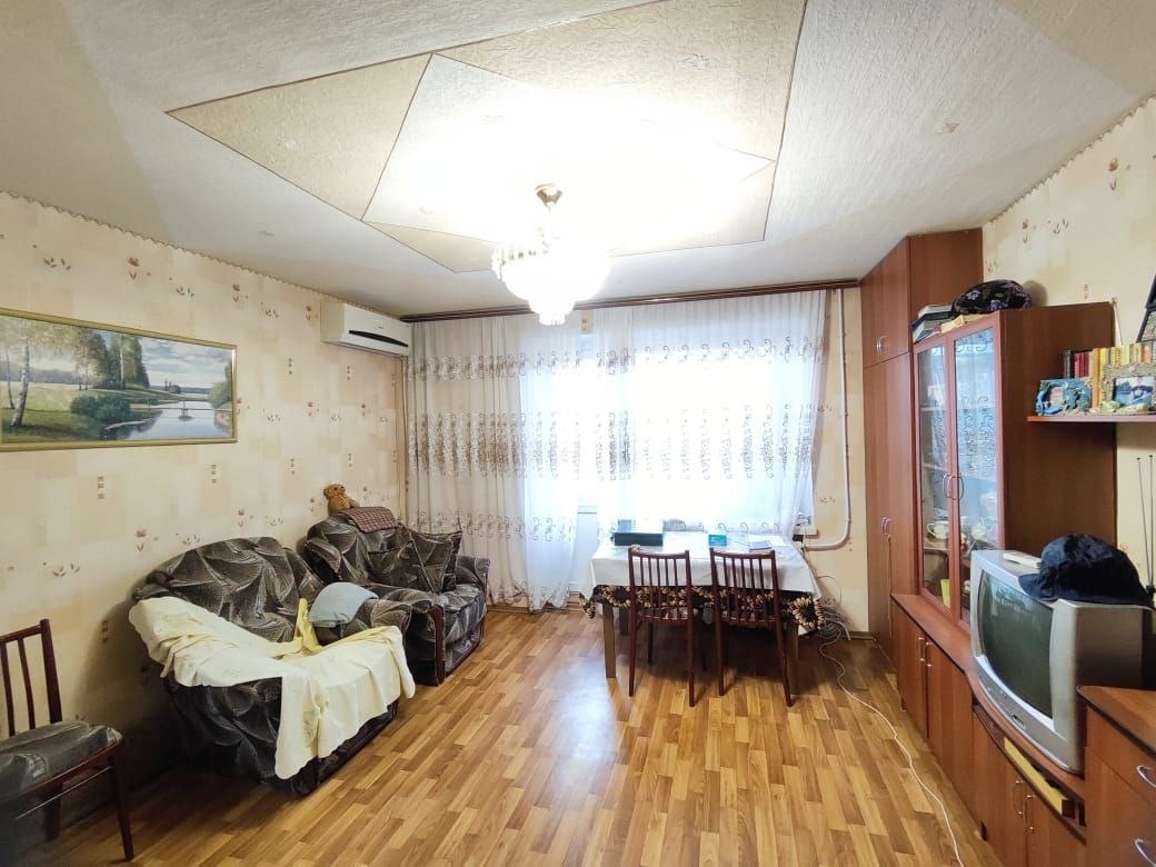 Луганск Продаётся 1 комнатная квартира р-н кв.Молодёжный, 4/9 этаж кирпичного дома, не угловая, МП окна, трубы меняли на пластиковые, окна во двор, балкон остеклён, без долгов, состояние хорошее, документы готовы к продаже. Цена - 4 млн.₽ т. +7(959)143-70-02 +7(959)287-12-00 ...