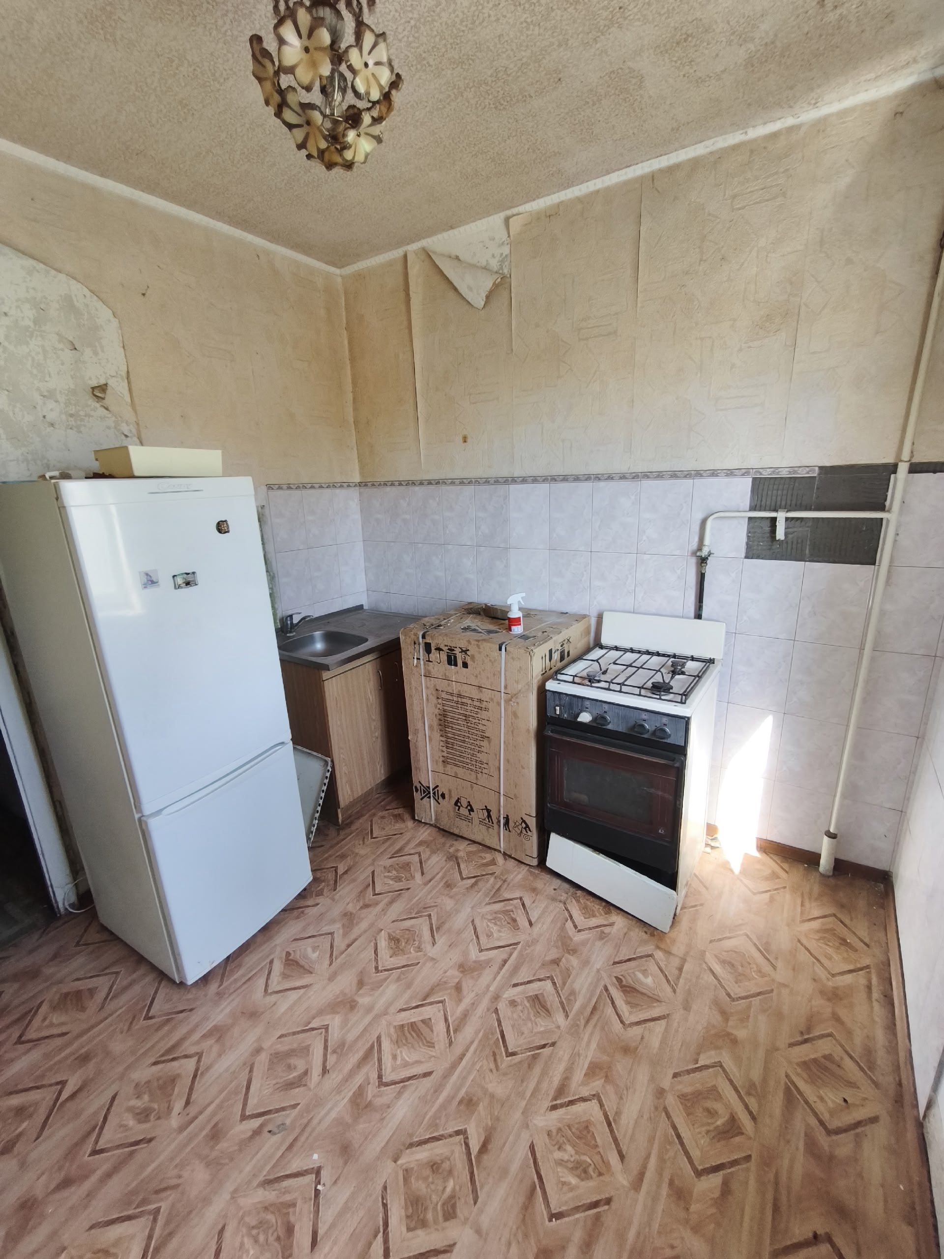 Сдам 2-х комн. Луганск, район Манго, ул Линева. Комнаты раздельные, санузел раздельный. Новая печка в упаковке, холодильник, стиральная машинка, микроволновка, новый бойлер. Мебель частично. Можно семье, можно строителям, бригаде. Ремонт можно в счёт аренды. 15+ку. +79591332809...