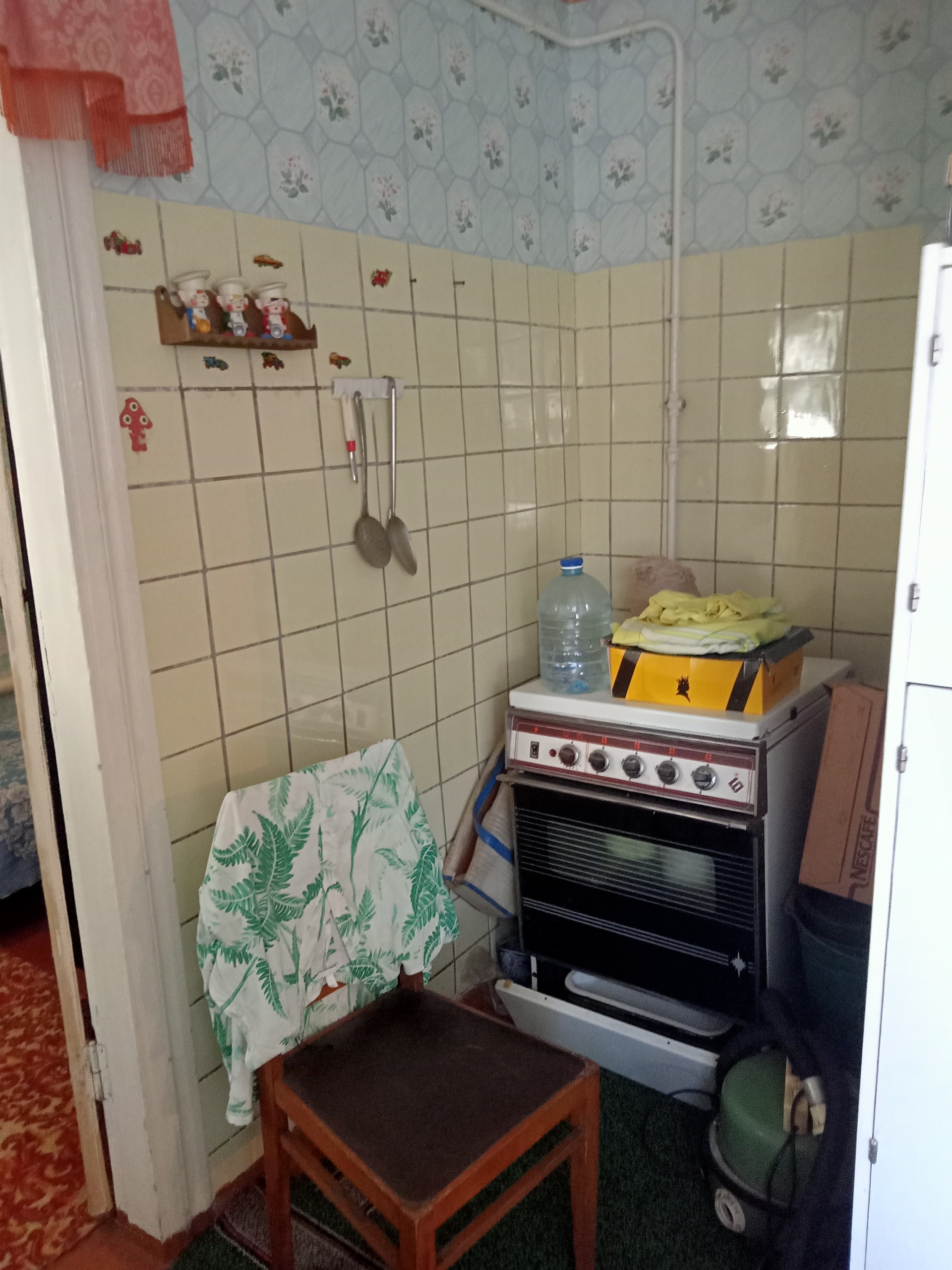 🏡 Продам дом в центре Артемовского р-на, ул. Урицкого Просторный и светлый дом площадью 50,8 м² в районе памятника Труженику Луганщины — отличное сочетание тишины частного сектора и всей городской инфраструктуры рядом! 📍 Центр города, Артемовский район 📏 Участок 5 соток, двор на двух хозяев (возможность обуст...